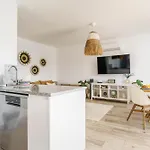 Seabreeze - Your Beachside Getaway By Lisbeyond דירה