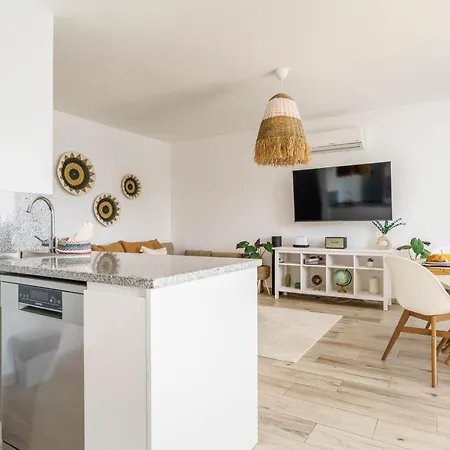 Seabreeze - Your Beachside Getaway By Lisbeyond Apartment